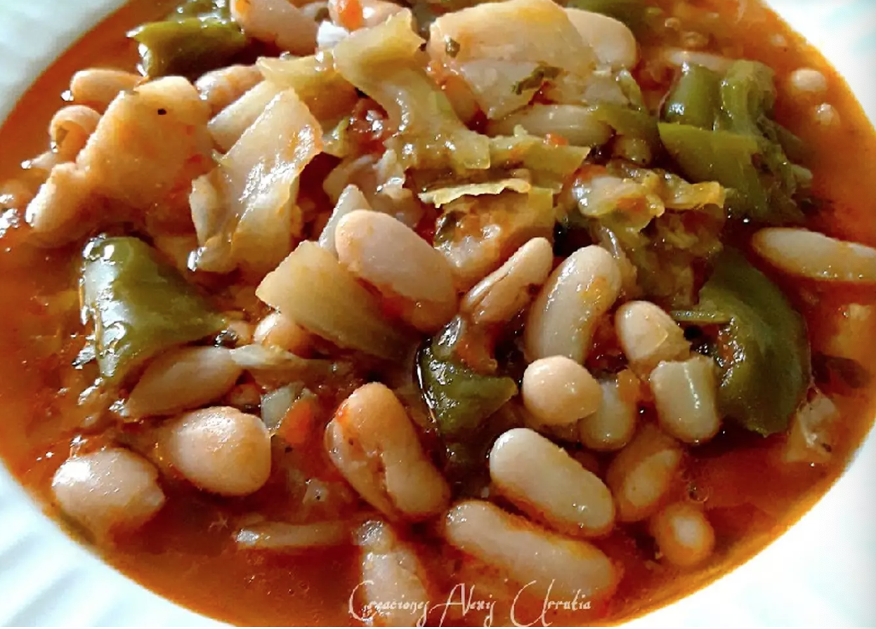 Alubias blancas con tomates, repollo y tofu